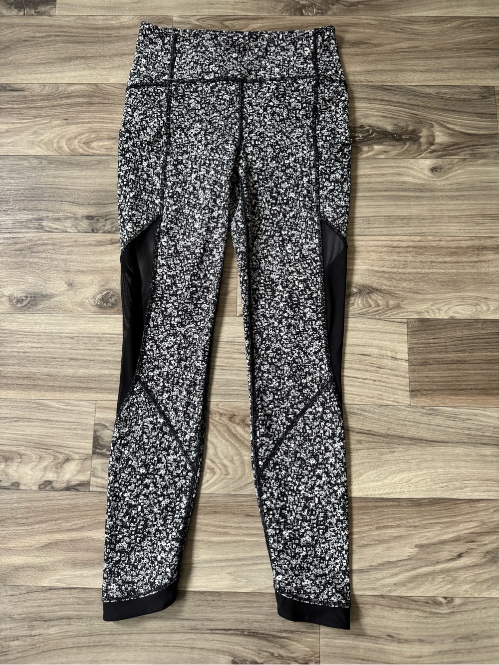 Lululemon Sole Training 7/8 Tight Daisy Dust Alpine White Black/Black Size 4